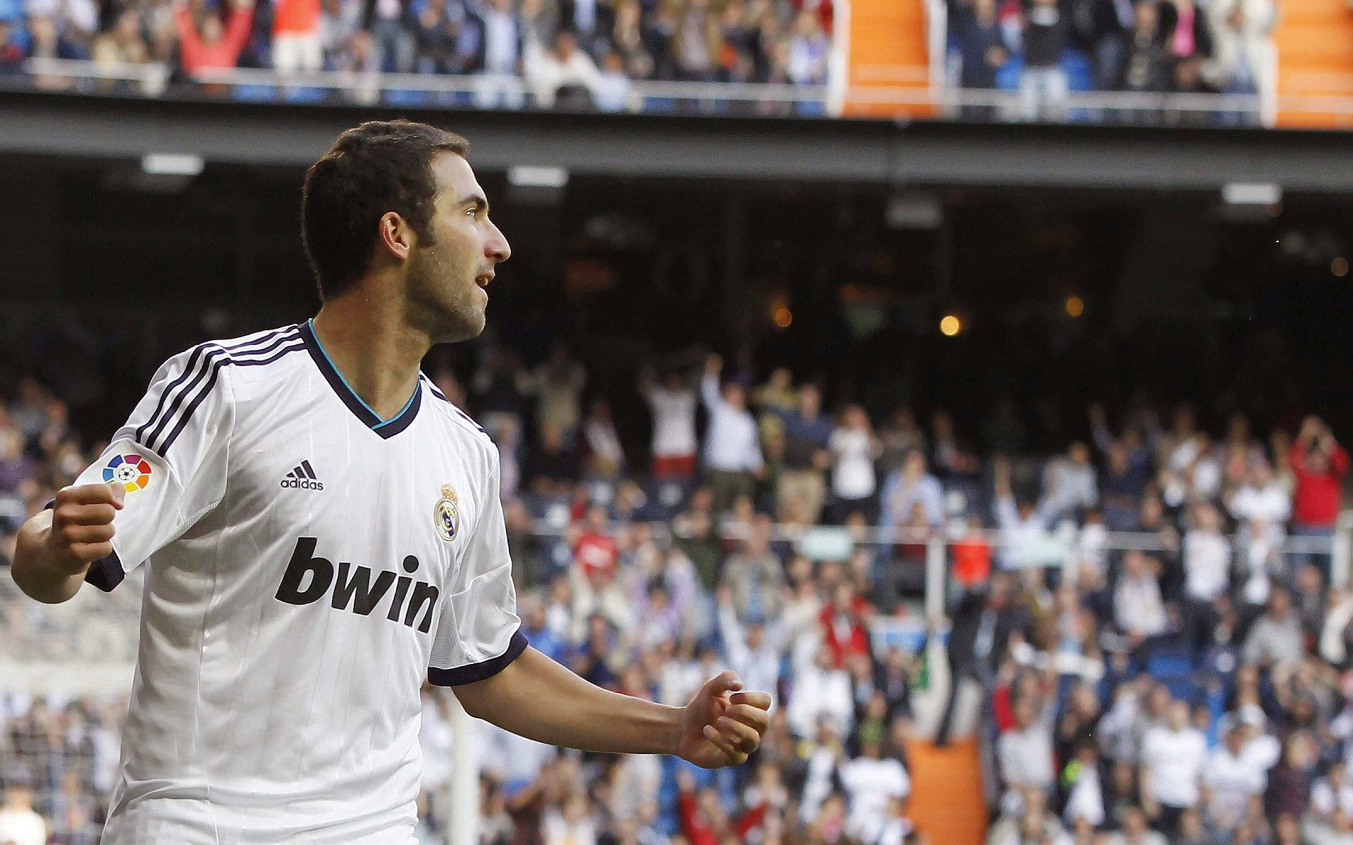 足球比赛中的“彩虹场景”——多元文化的交流平台，足球动作彩虹